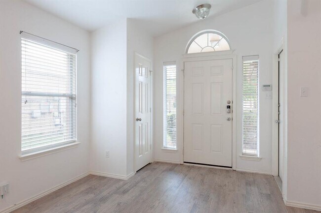 Foto del edificio - 906 Aiken Dr
