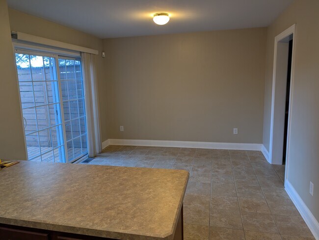 Foto del edificio - 437 Paxson Ave