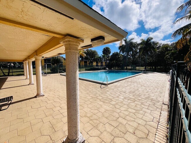 Foto del edificio - 1106 Meadows Cir