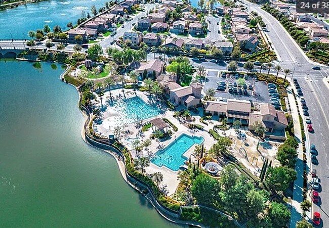 Foto del edificio - Live the Lake Life! Stunning 4 Bed/2.5 Bat...