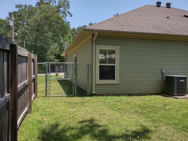 Building Photo - 208 S. Walnut St Unit 1&amp;2