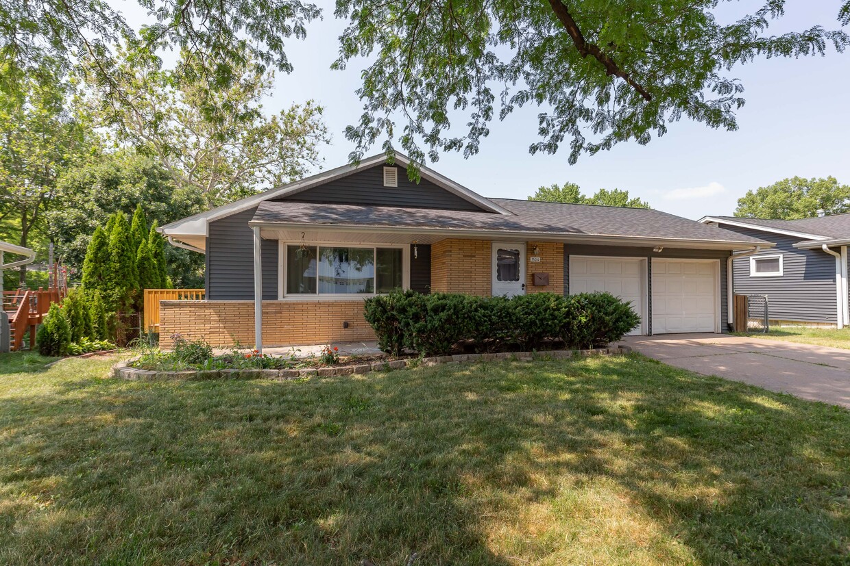 1504 Broadview Dr, Bettendorf, IA 52722 House Rental in Bettendorf