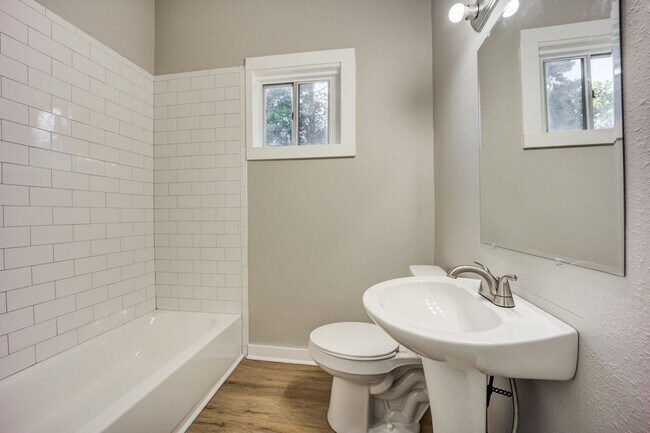 Building Photo - Freshly Updated 3 Bedroom House