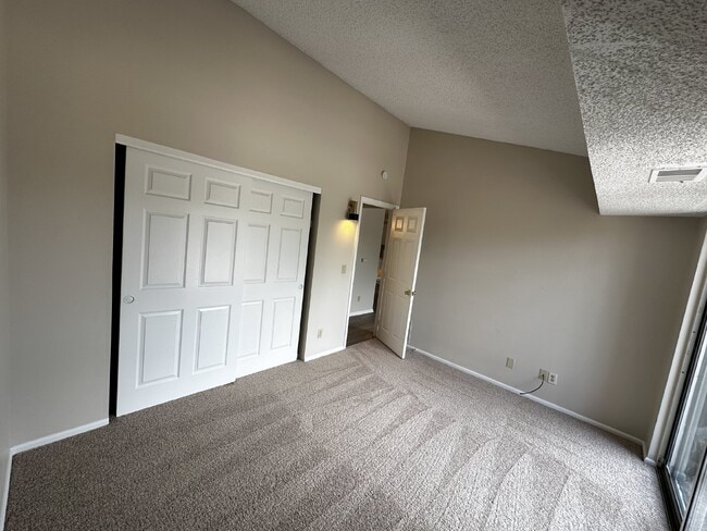 Building Photo - Charming Chestnut Condo!