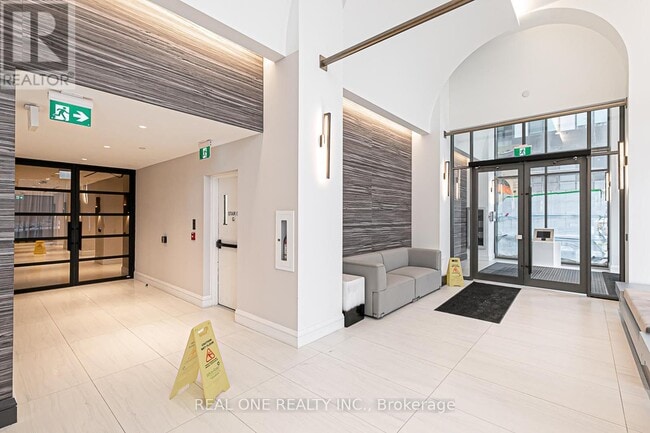 Building Photo - 39 Roehampton Ave