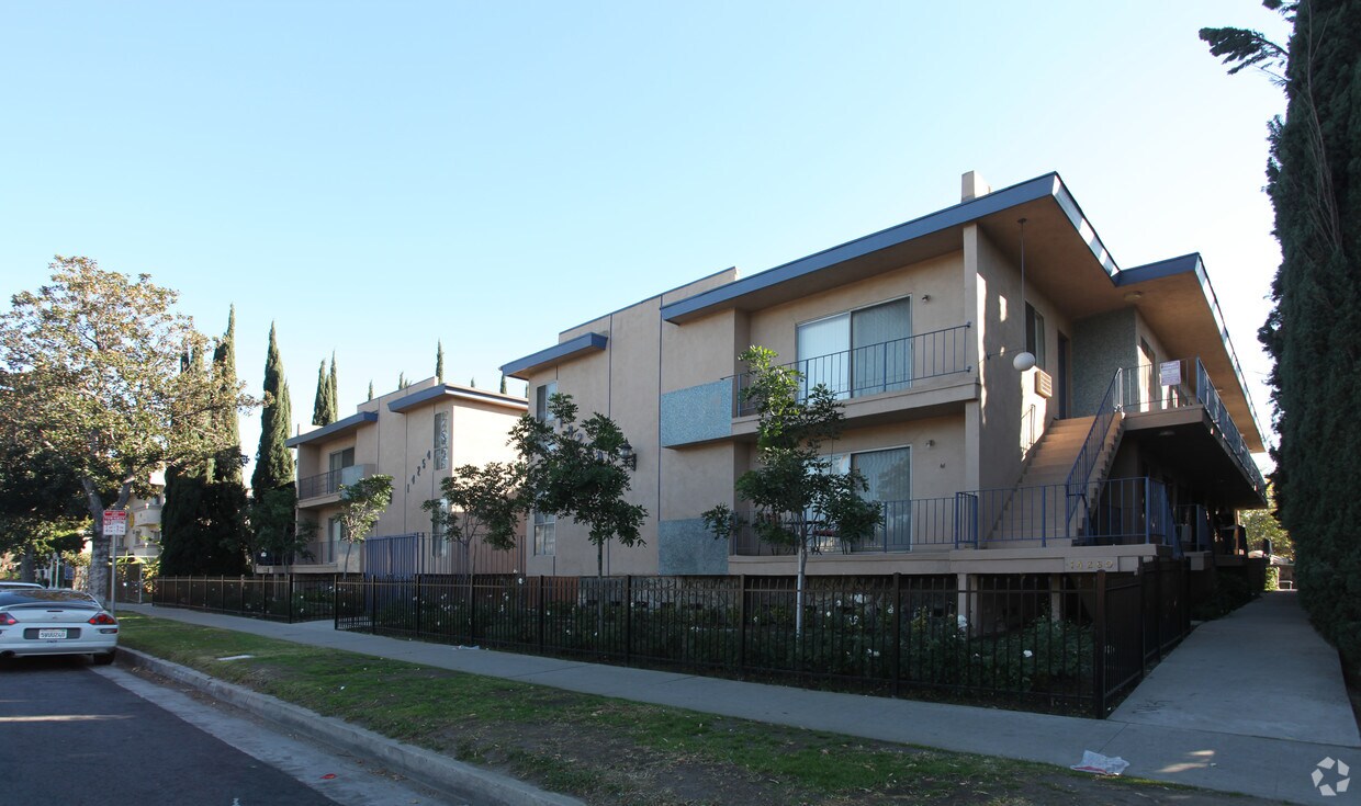 Foto principal - 14260 Roscoe Blvd