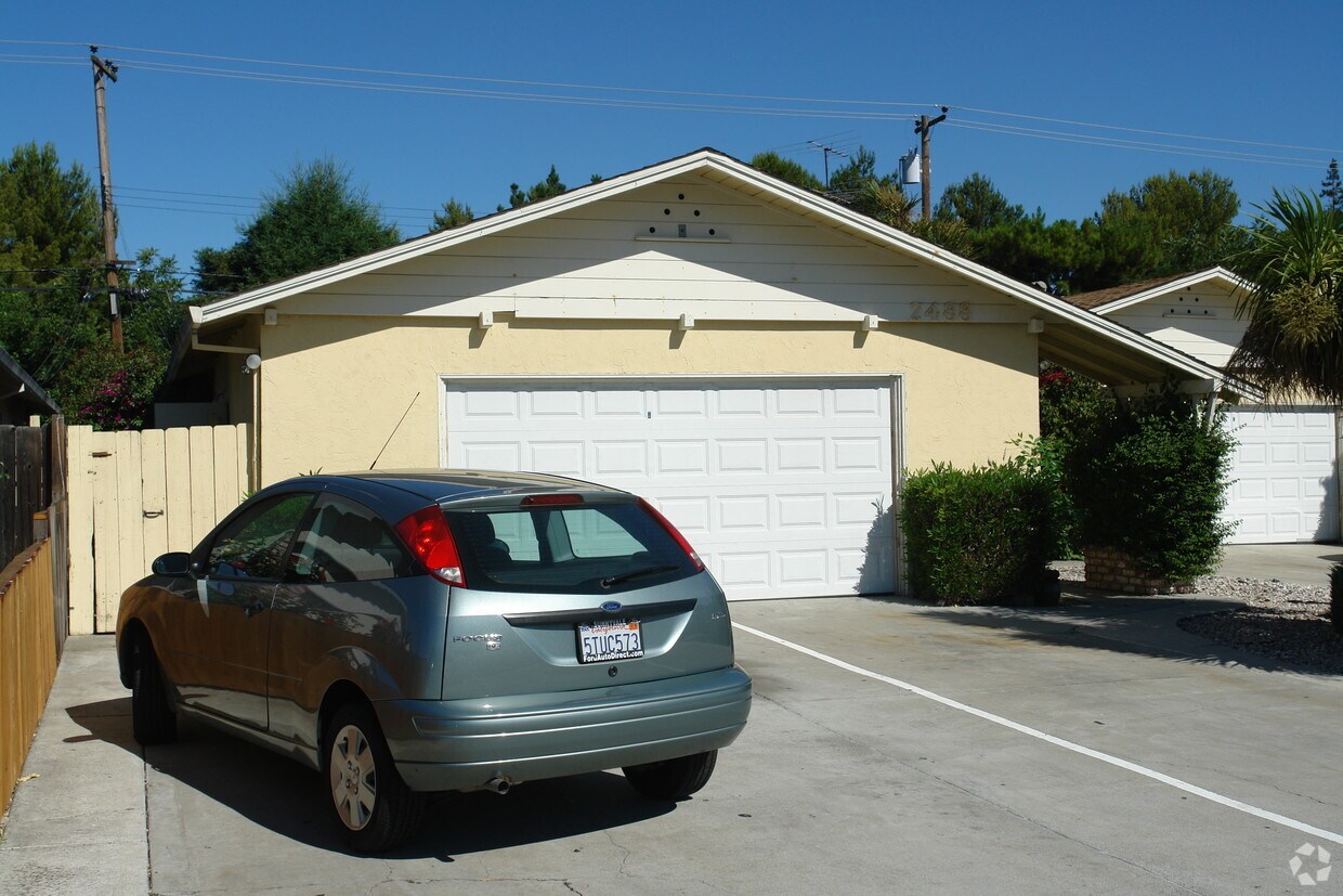 Building Photo - 2488 Karen Dr