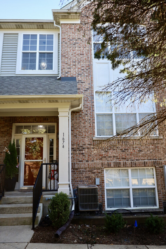 Front Exterior - 1674 Deer Pointe Dr