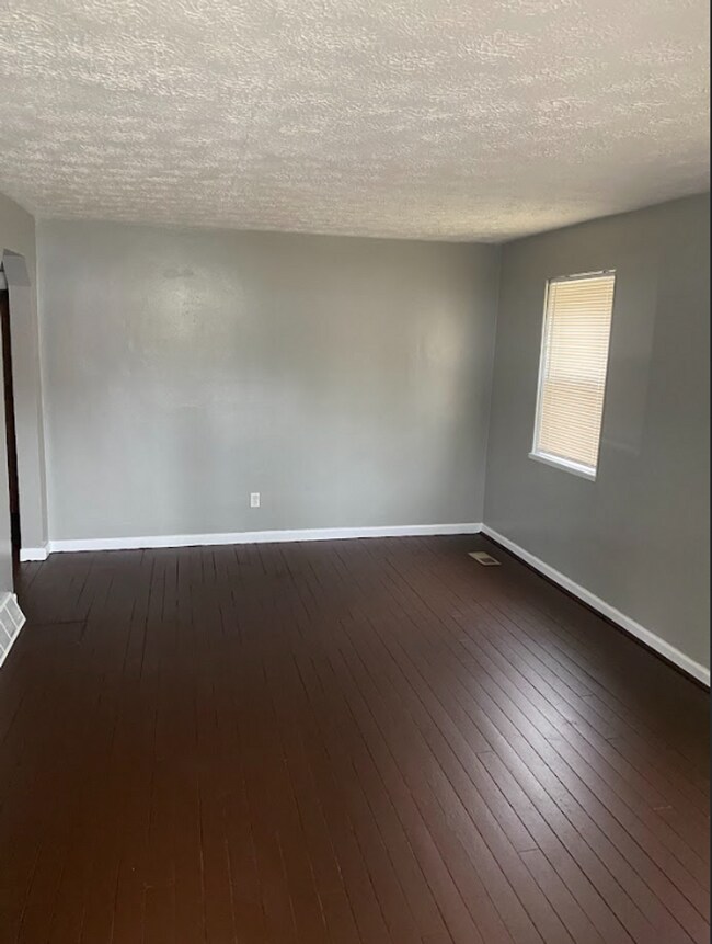 Foto del edificio - Great 4 bed 2 bath near UD and Dayton central...with garage & AC with laundry hook ups!