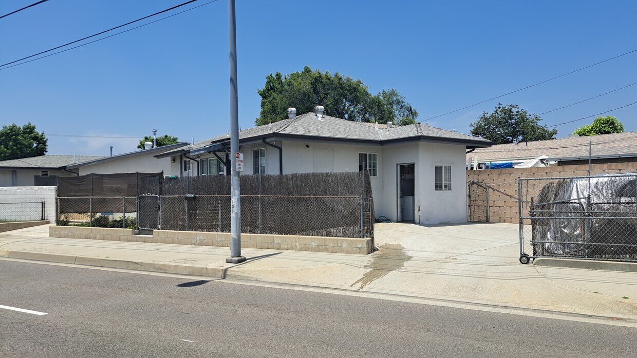 Foto principal - 1221 W Mission Rd