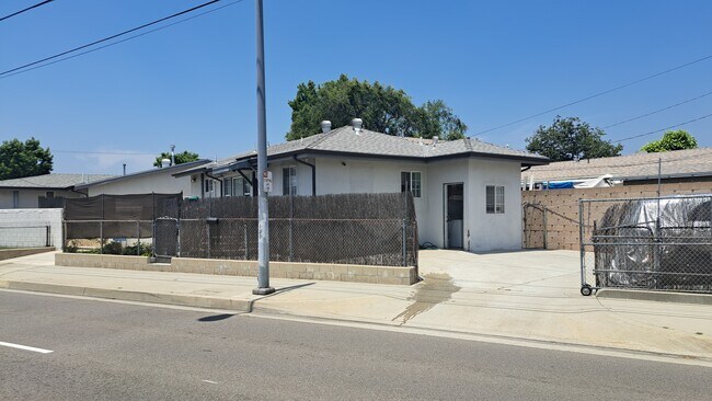 Foto del edificio - 1221 W Mission Rd
