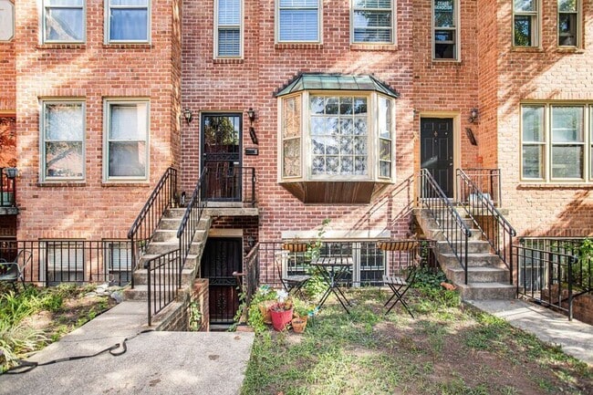 Building Photo - 1655 Park Rd NW