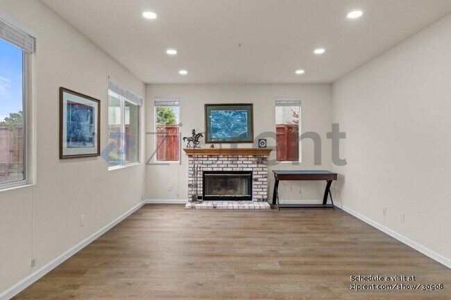 Building Photo - 1001 Sandhurst Dr