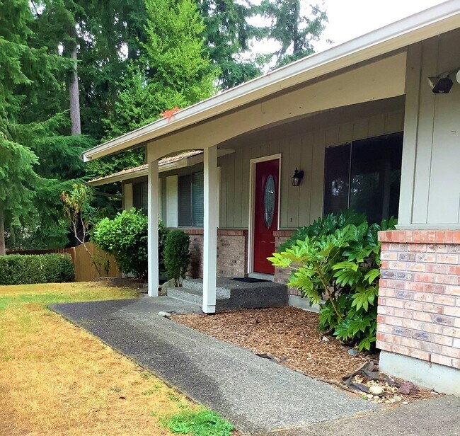 Building Photo - Central Port Orchard 3 Bed 2 Bath Rambler