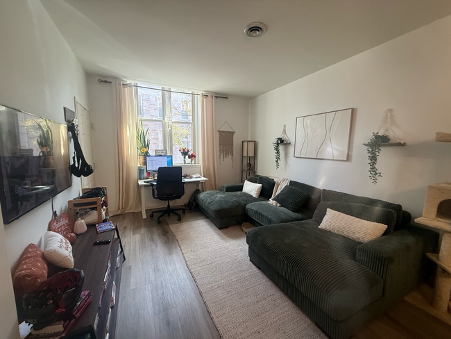 Living room - 148 E Clement St