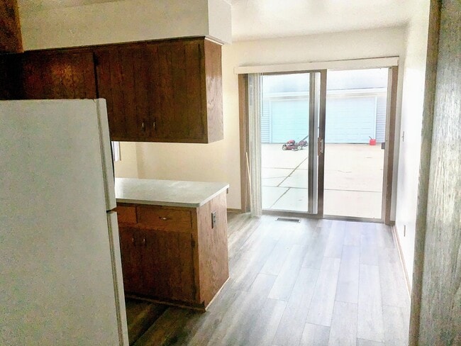 Gabinetes de cocina con vista al patio trasero - 6169 S Barland Ave