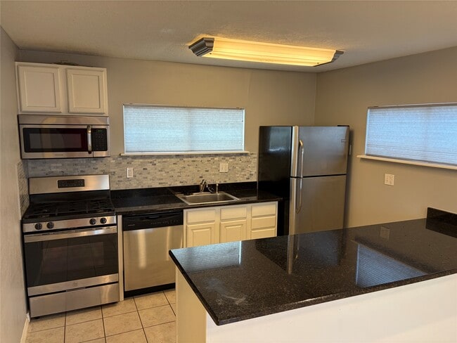 Building Photo - 405 1/2 Walton St