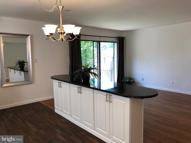 Foto del edificio - 423 Meadow Woods Ln