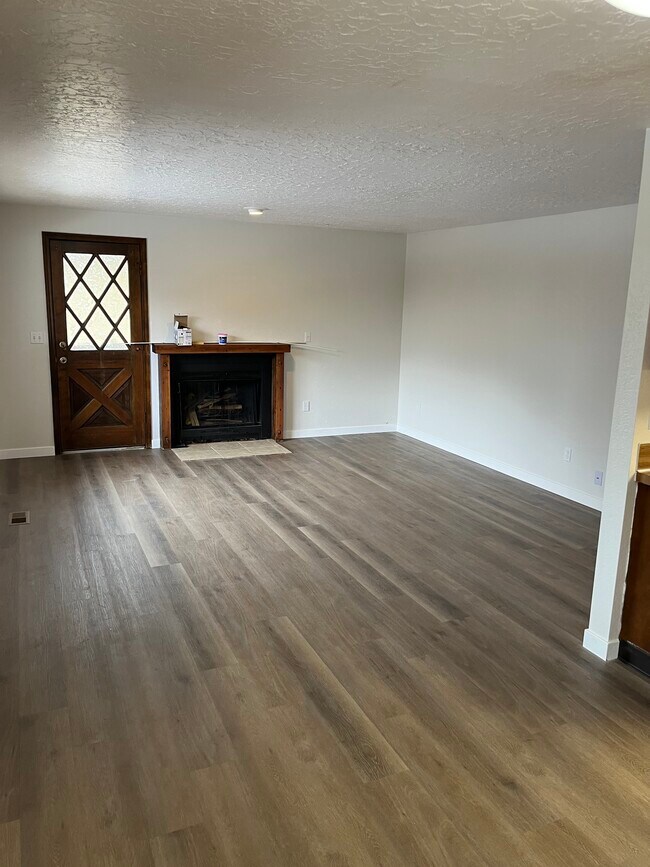 Building Photo - 161 Raymond Pl