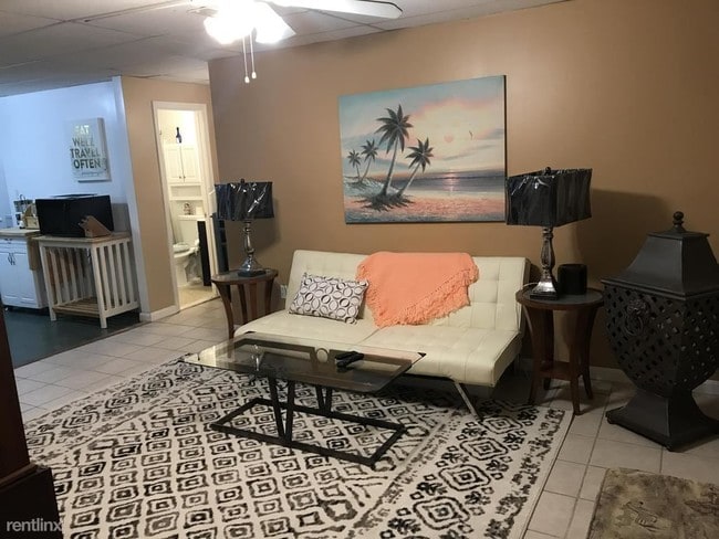Building Photo - 2 br, 1 bath Apartment - 2200 Fox Hunt Ln