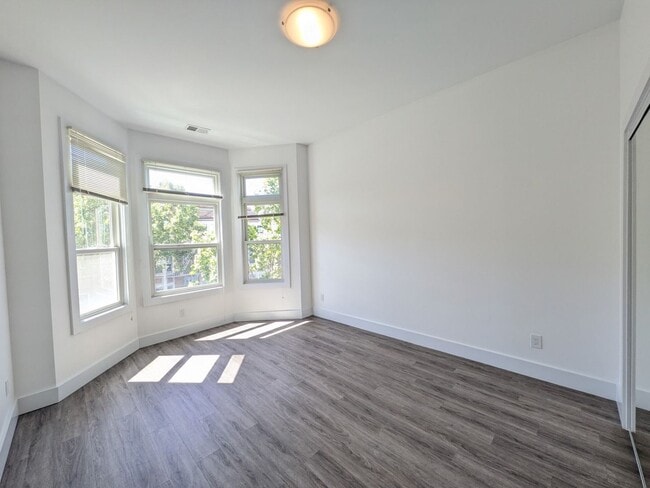 Building Photo - 1048_DIVIS