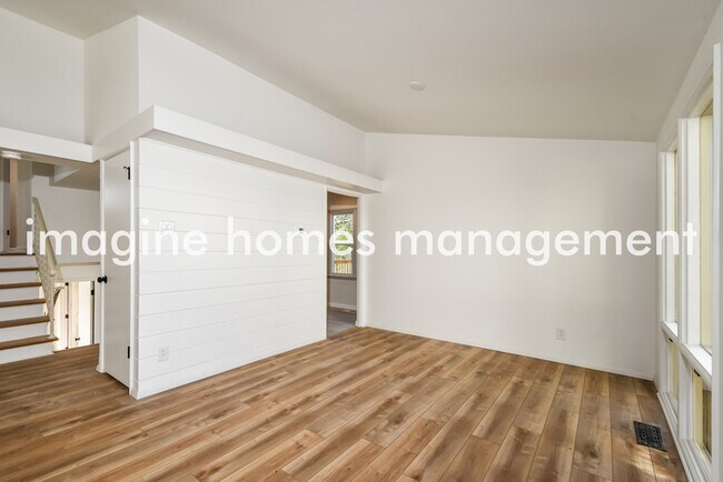 Building Photo - Beautiful 3 bedroom and 1.5 bath home in S...