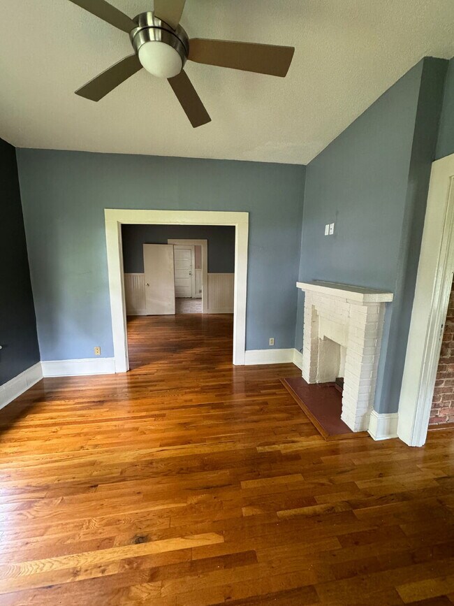Foto del edificio - Gorgeous 2 Bedroom 1 Bathroom Single Family Home Located in the Heart of Midtown! Includes Hardwo...
