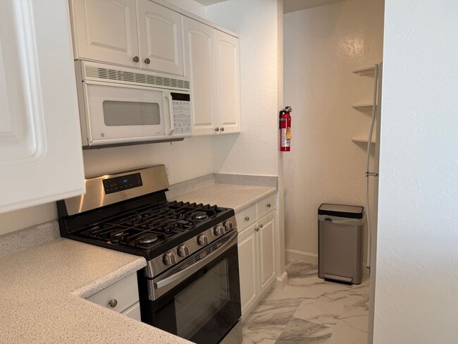 Foto del edificio - ONE BEDROOM ONE BATH UPDATED UPPER UNIT CONDO IN LARKSPUR ISLE