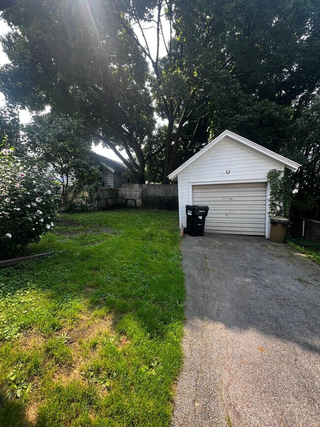 Building Photo - 2 Bed, 1 Bath- Single Family For Rent in t...