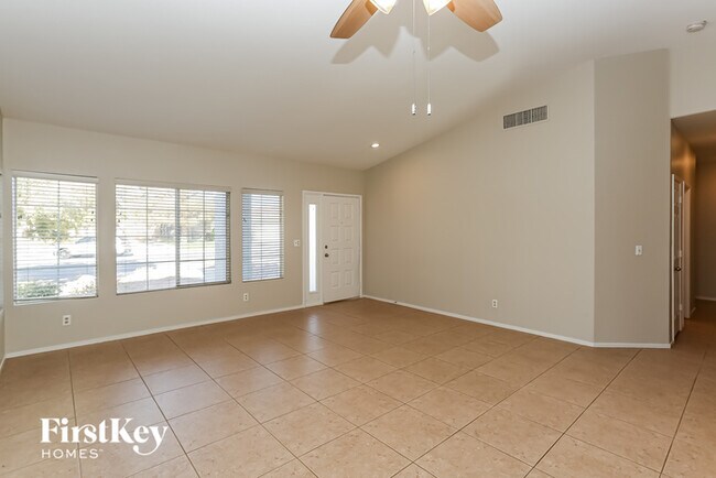 Foto del edificio - 4822 Wind Break Ln