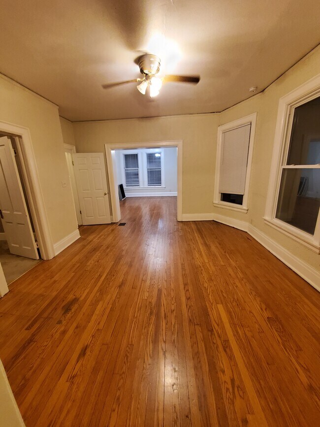 Foto del edificio - Charming 3BED/1BATH Riverwest Upper Unit