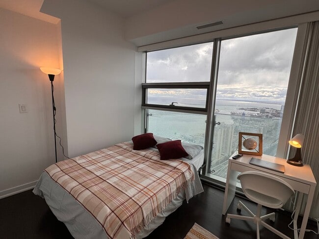 Building Photo - Deluxe Room - York St & Bremner Blvd