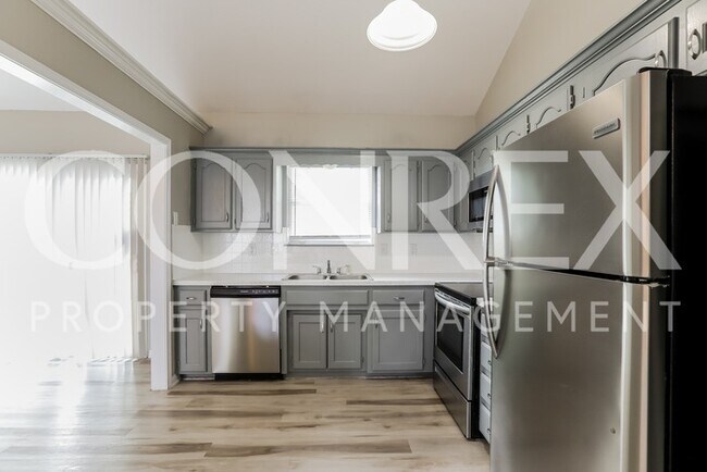 Building Photo - Gorgeous 3 Bedroom in Greenwood!