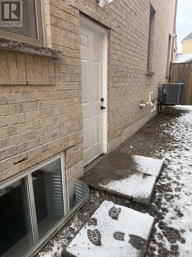 Building Photo - 5582 Meadowcrest Ave