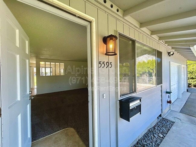 Building Photo - 5595 SW Menlo Dr