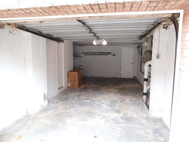 Building Photo - 21 W 14th St