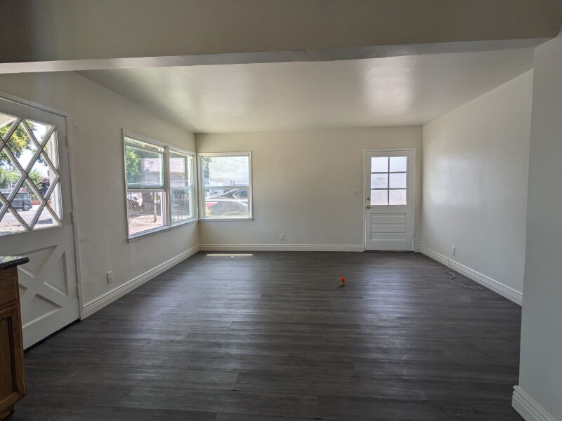 Foto principal - 18325 Hart St