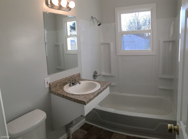 Foto del edificio - 956 Salisbury Ave