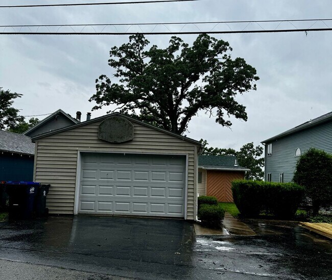 Building Photo - $925 - 2 Bed/1 Bath Lake Front Home
