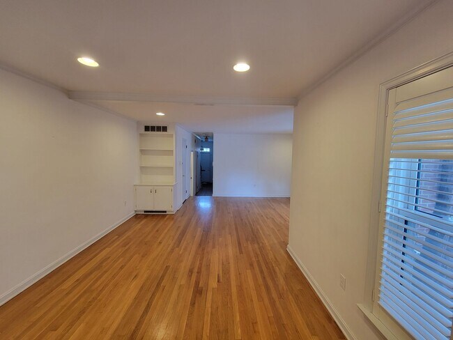 Building Photo - Stunning 3 Bed 2.5 Bath Musser Park Townhouse