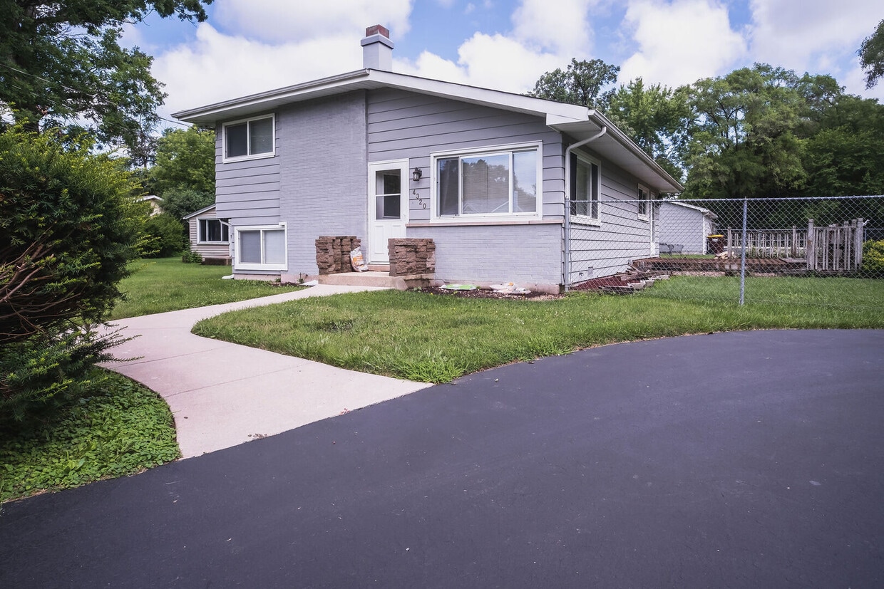 Primary Photo - 4320 Bayview Dr