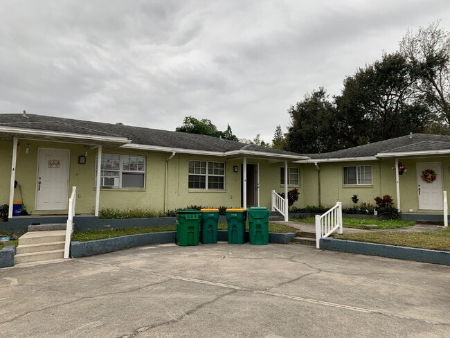 Building Photo - "Charming 2-Bed in Port Charlotte!"