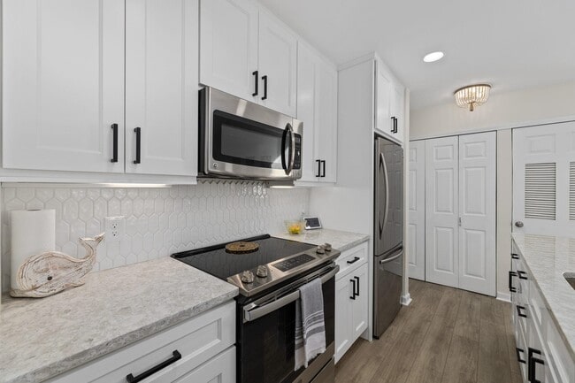 Building Photo - 4350 Spa Dr