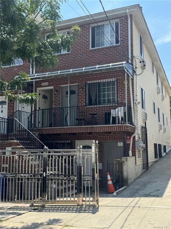 Primary Photo - 2262A Ellis Ave