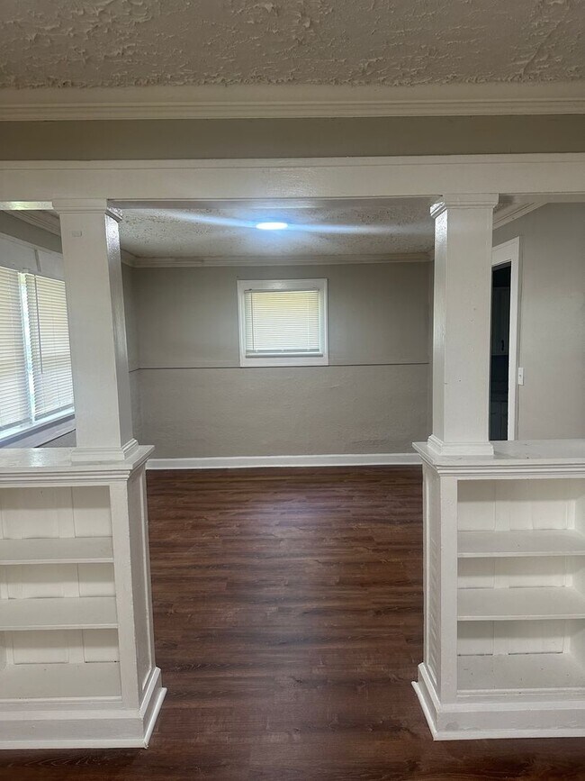 Building Photo - 610 N Linwood Ave
