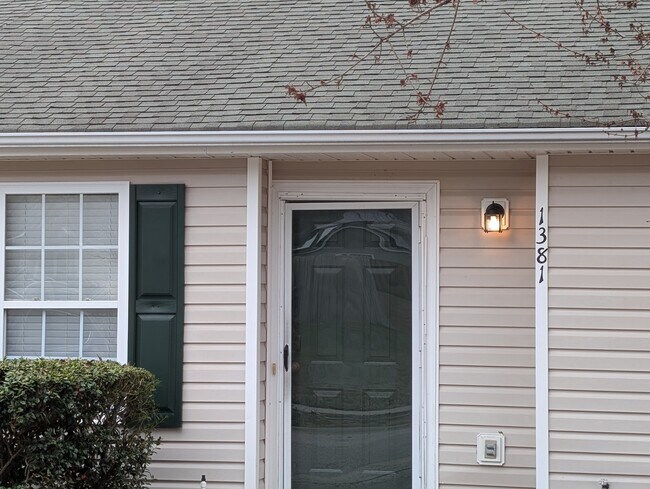 Foto del edificio - 1381 Pinnacle Ln