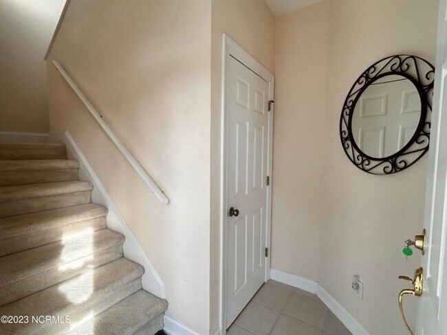 Foto del edificio - Furnished 3 Bedroom, 2 Bathroom in Sea Tra...