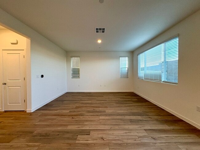 Foto del edificio - Beautiful Brand New SOLAR 3 bedroom 2.5 Bathroom Just Built in Lincoln CA!