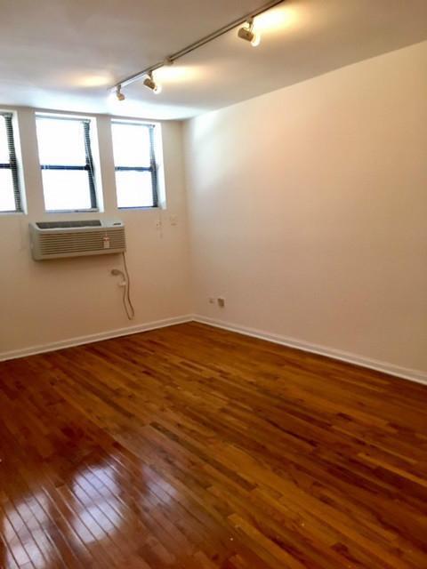 Building Photo - 917 W Dakin