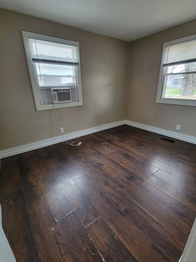 Building Photo - 1 Bedroom Single Family Home Available in June